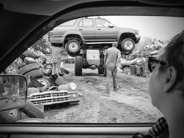 Impacto del diseño militar en la estética automotriz de los años 50